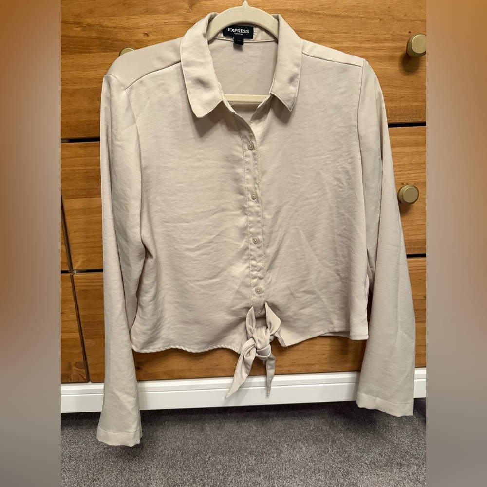 EXPRESS. Beige Cropped Portofino Shirt w/tie detail. Medium.